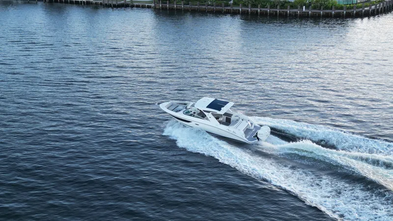 Slide: The Image of Sea Ray 350 SLX OB 2020 - 4