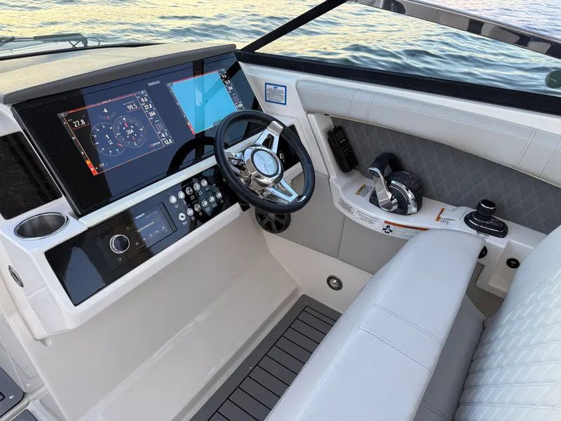 Slide: The Image of Sea Ray 350 SLX OB 2020 - 26