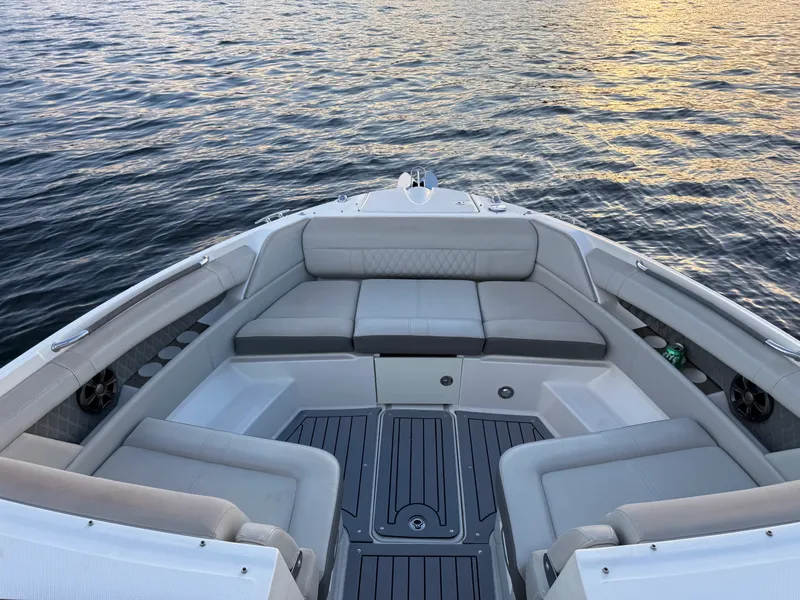 Slide: The Image of Sea Ray 350 SLX OB 2020 - 28