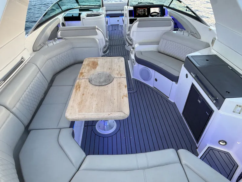 Slide: The Image of Sea Ray 350 SLX OB 2020 - 18