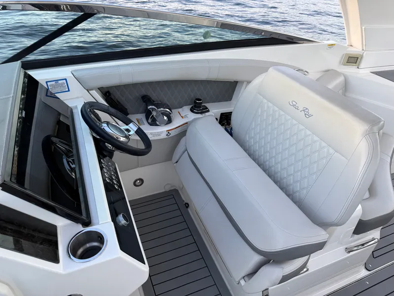 Slide: The Image of Sea Ray 350 SLX OB 2020 - 25