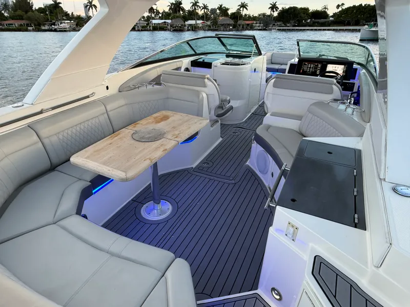 Slide: The Image of Sea Ray 350 SLX OB 2020 - 20