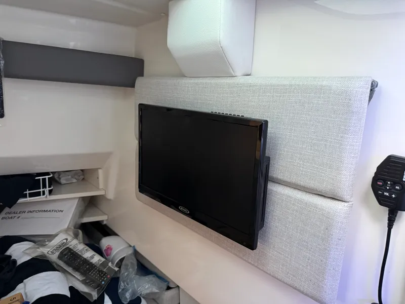 Slide: The Image of Sea Ray 350 SLX OB 2020 - 30