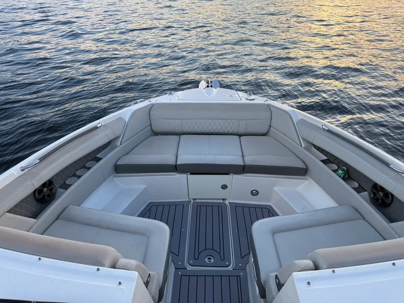 Slide: The Image of Sea Ray 350 SLX OB 2020 - 27