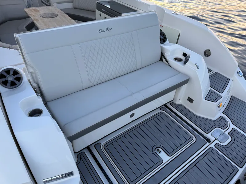 Slide: The Image of Sea Ray 350 SLX OB 2020 - 8