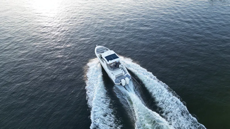 Slide: The Image of Sea Ray 350 SLX OB 2020 - 32