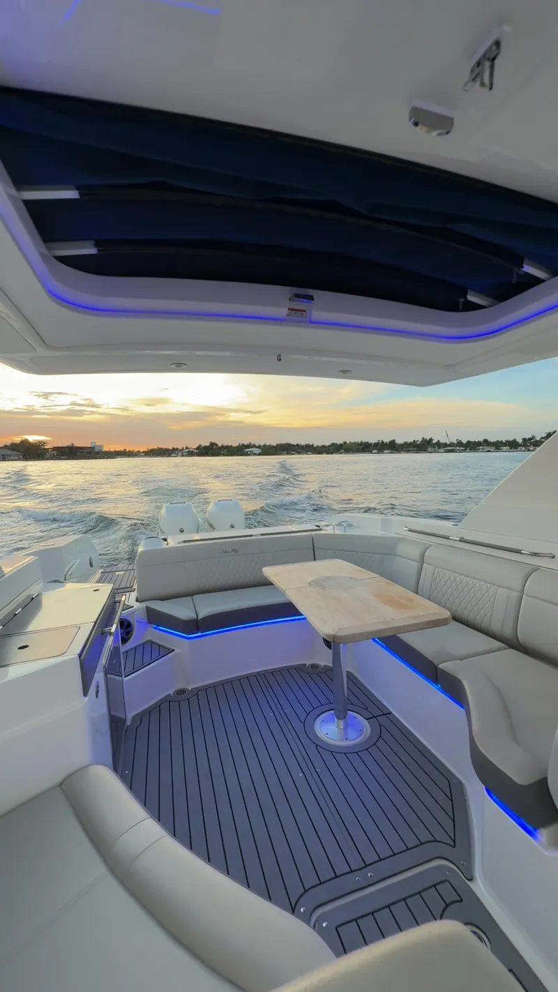 Slide: The Image of Sea Ray 350 SLX OB 2020 - 19