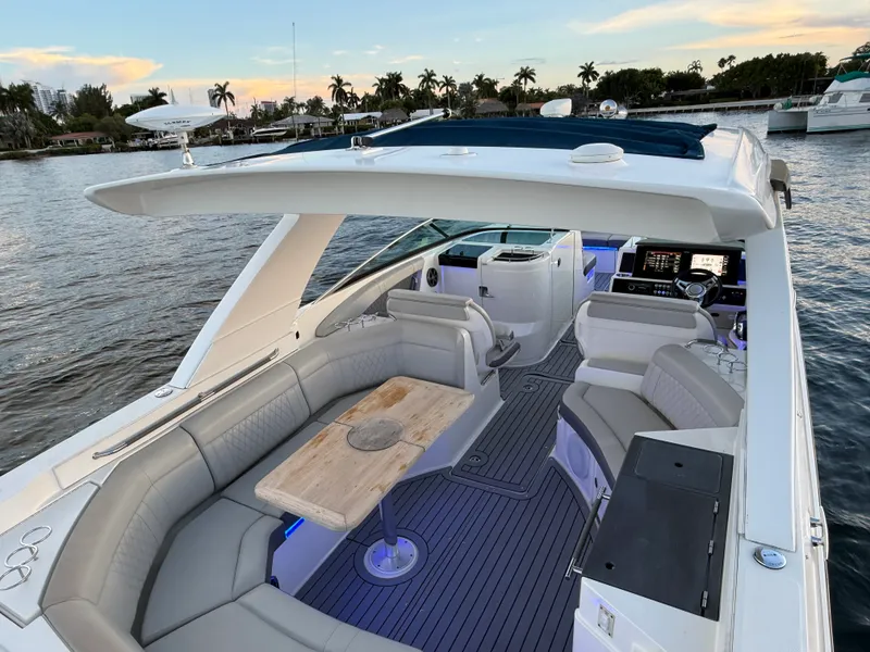 Slide: The Image of Sea Ray 350 SLX OB 2020 - 17