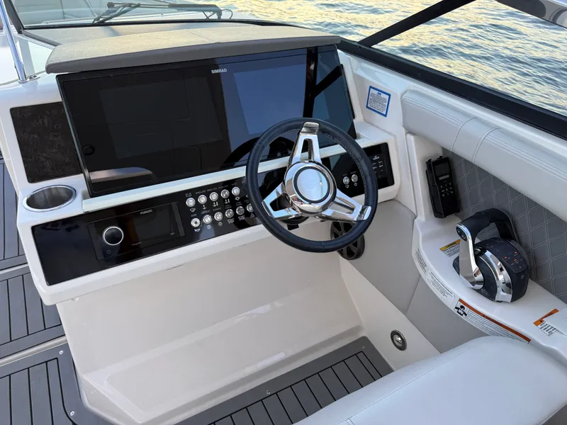 Slide: The Image of Sea Ray 350 SLX OB 2020 - 23