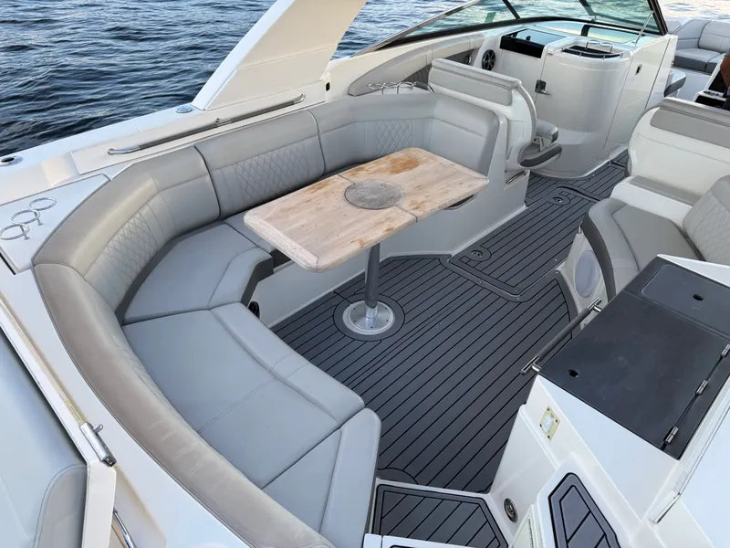Slide: The Image of Sea Ray 350 SLX OB 2020 - 10