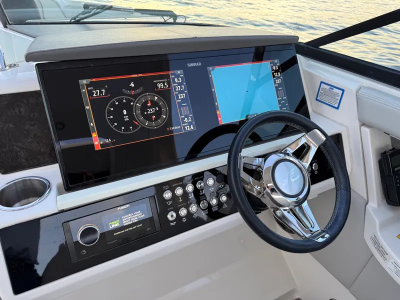 Slide: The Image of Sea Ray 350 SLX OB 2020 - 22