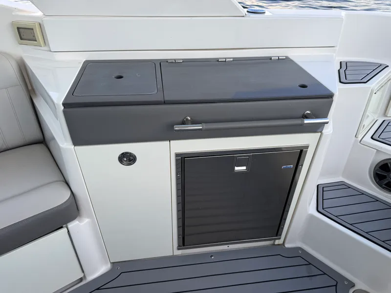 Slide: The Image of Sea Ray 350 SLX OB 2020 - 11