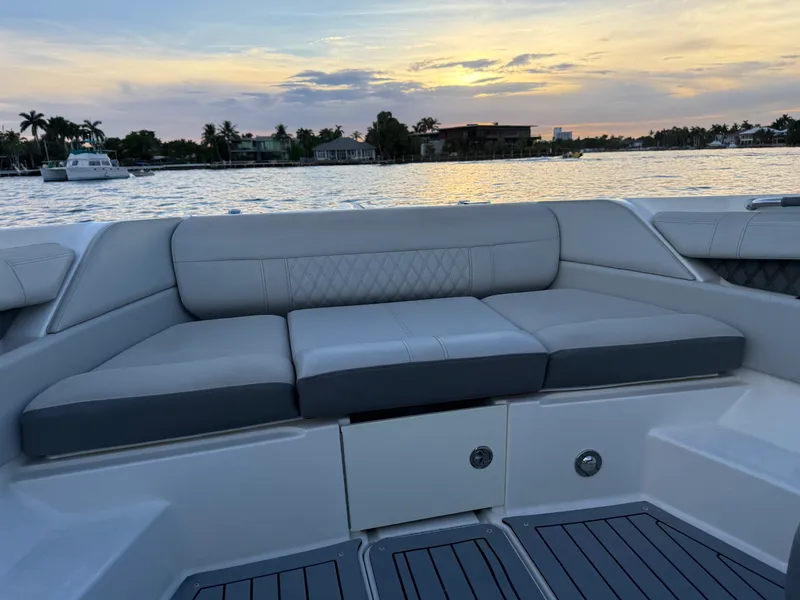 Slide: The Image of Sea Ray 350 SLX OB 2020 - 29