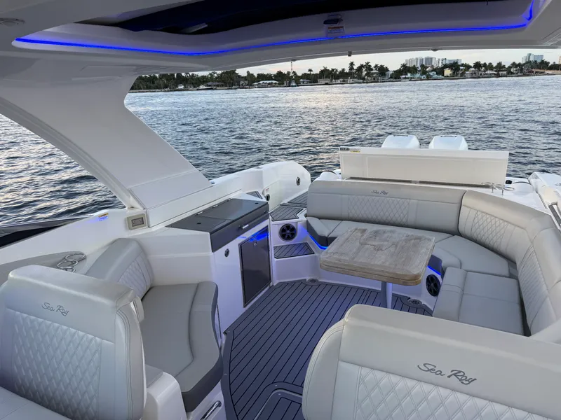Slide: The Image of Sea Ray 350 SLX OB 2020 - 16