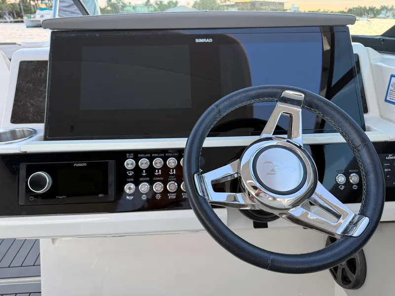 Slide: The Image of Sea Ray 350 SLX OB 2020 - 24
