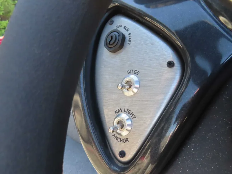 Slide: The Image of Tracker 175 TE 2024 - 25