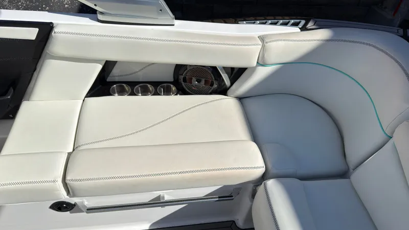 Slide: The Image of MasterCraft XT22 2020 - 10