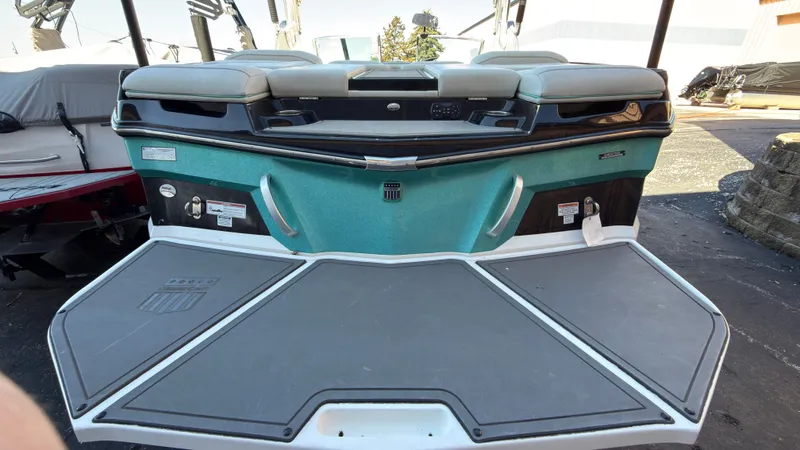 Slide: The Image of MasterCraft XT22 2020 - 2