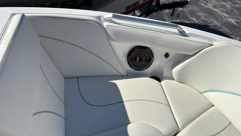 Slide: The Image of MasterCraft XT22 2020 - 23