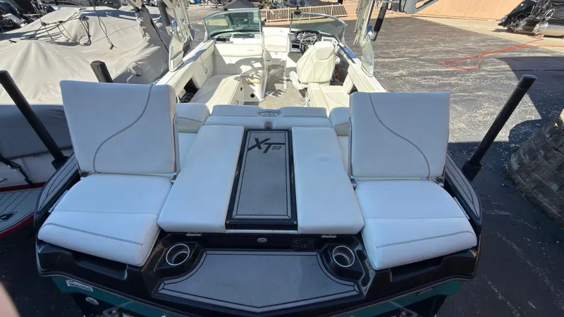 Slide: The Image of MasterCraft XT22 2020 - 5