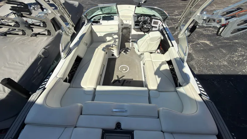 Slide: The Image of MasterCraft XT22 2020 - 6