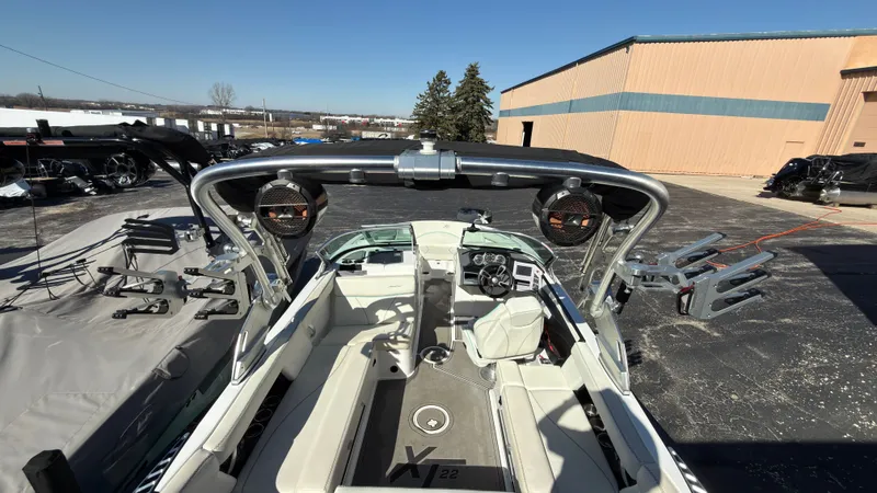 Slide: The Image of MasterCraft XT22 2020 - 7