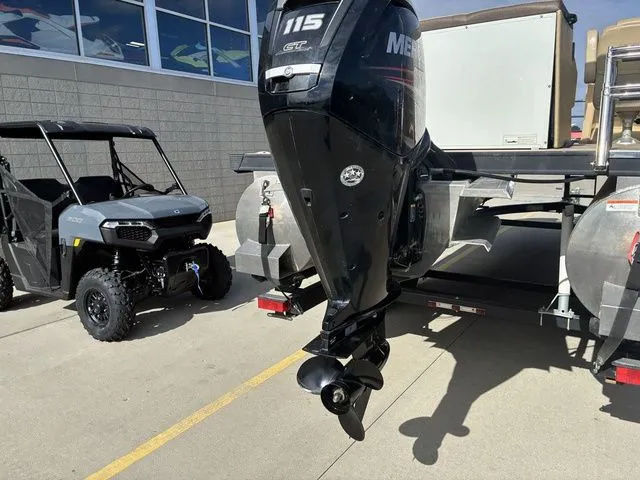 Slide: The Image of Larson Escape 2200 RT 2015 - 10