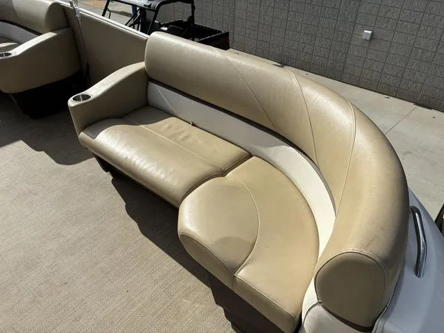 Slide: The Image of Larson Escape 2200 RT 2015 - 11