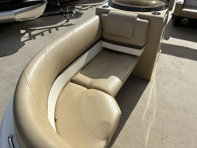 Slide: The Image of Larson Escape 2200 RT 2015 - 12