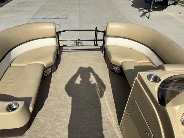 Slide: The Image of Larson Escape 2200 RT 2015 - 13