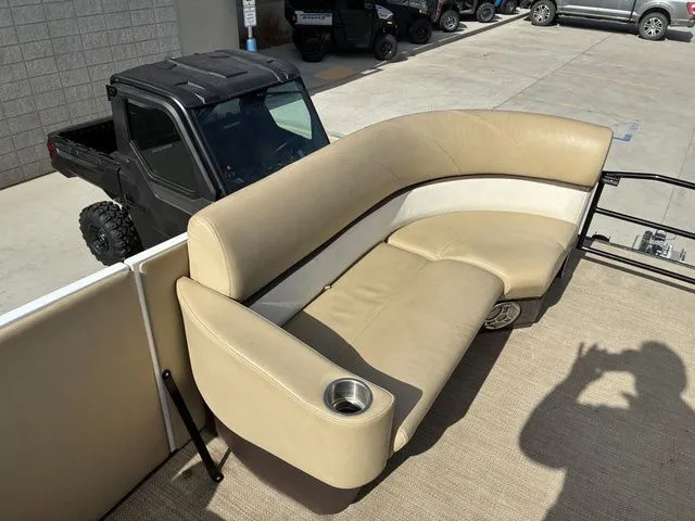 Slide: The Image of Larson Escape 2200 RT 2015 - 14