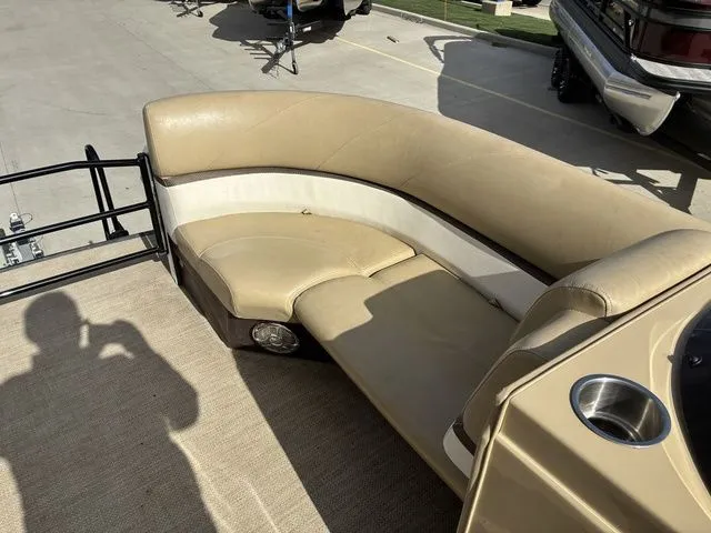 Slide: The Image of Larson Escape 2200 RT 2015 - 15