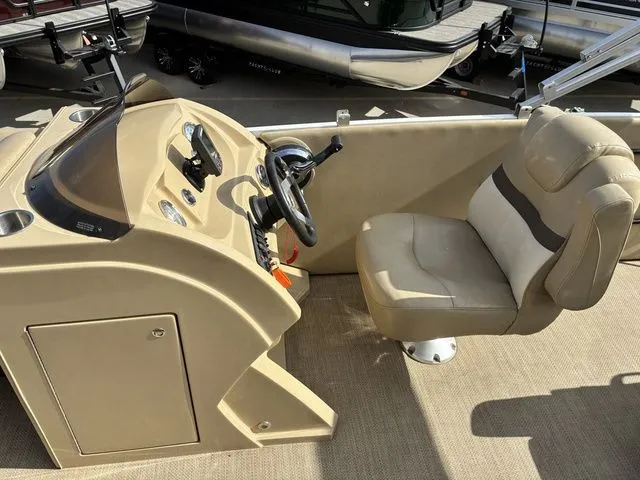 Slide: The Image of Larson Escape 2200 RT 2015 - 16