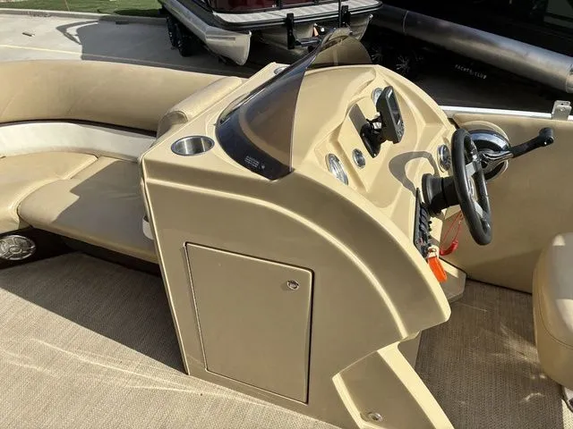 Slide: The Image of Larson Escape 2200 RT 2015 - 17