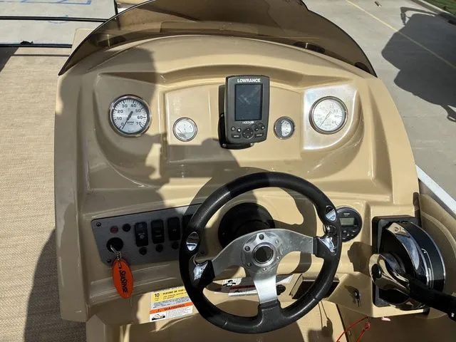 Slide: The Image of Larson Escape 2200 RT 2015 - 18