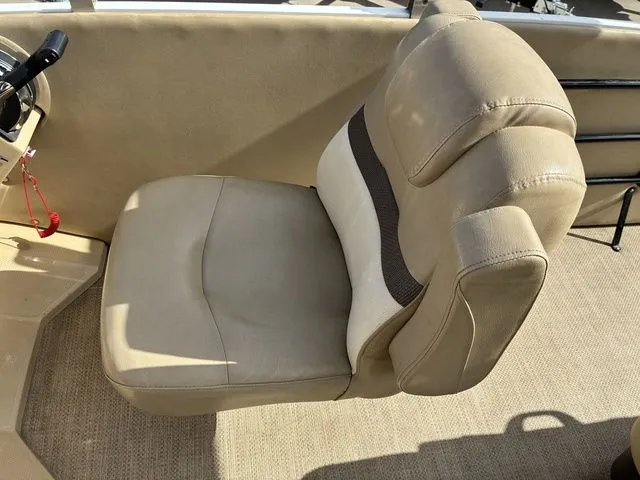 Slide: The Image of Larson Escape 2200 RT 2015 - 19