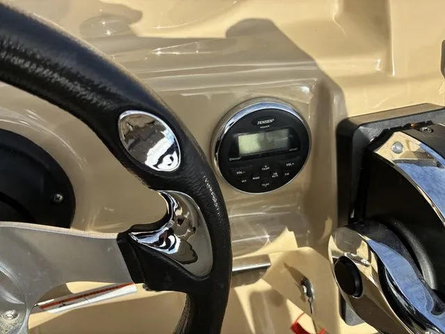 Slide: The Image of Larson Escape 2200 RT 2015 - 20