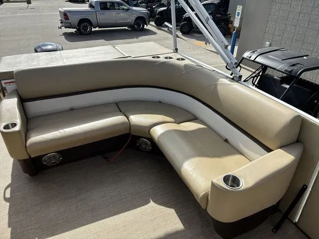 Slide: The Image of Larson Escape 2200 RT 2015 - 21