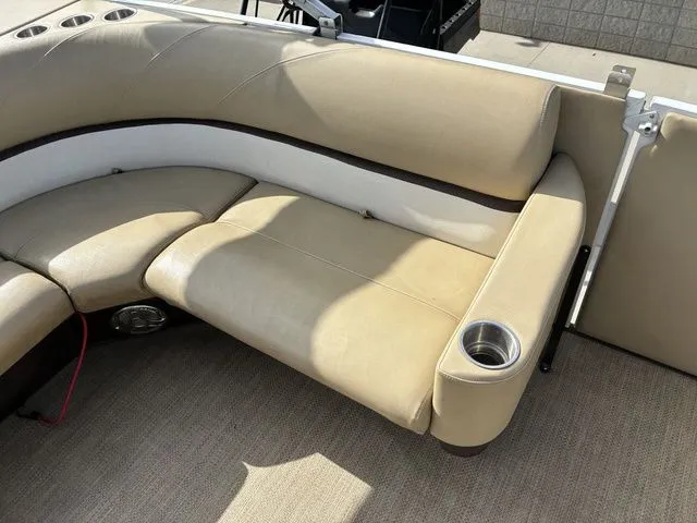 Slide: The Image of Larson Escape 2200 RT 2015 - 22