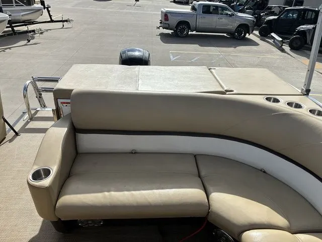 Slide: The Image of Larson Escape 2200 RT 2015 - 23