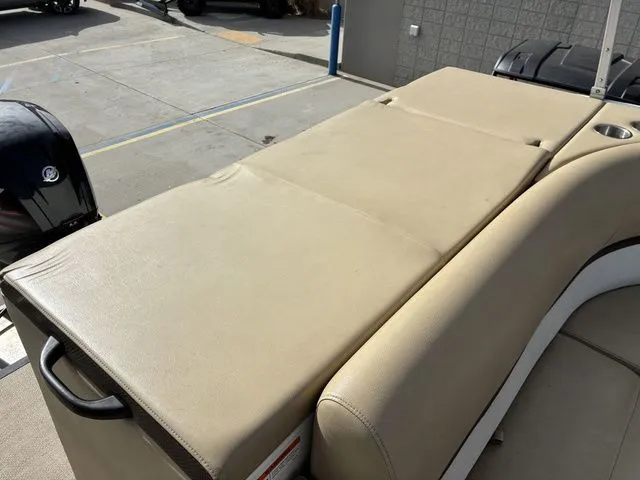 Slide: The Image of Larson Escape 2200 RT 2015 - 24