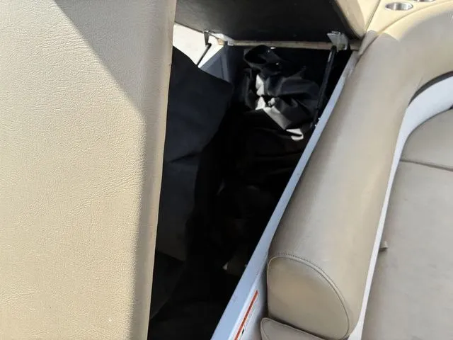 Slide: The Image of Larson Escape 2200 RT 2015 - 25