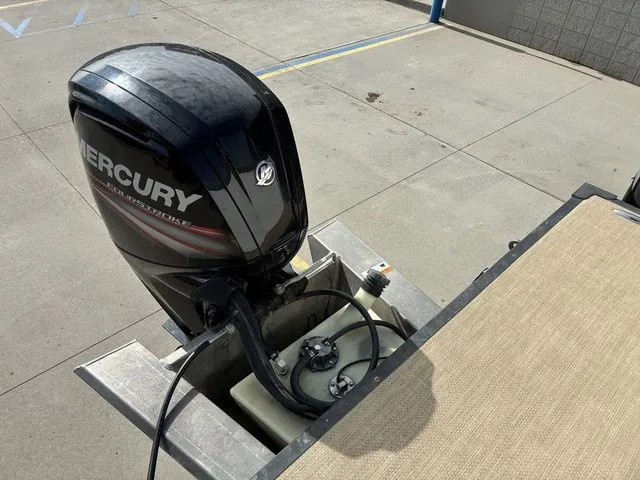 Slide: The Image of Larson Escape 2200 RT 2015 - 26