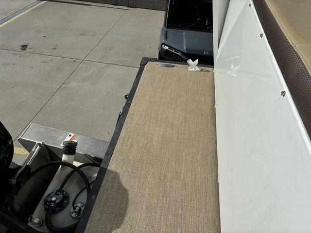 Slide: The Image of Larson Escape 2200 RT 2015 - 27