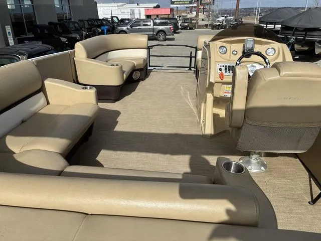 Slide: The Image of Larson Escape 2200 RT 2015 - 29