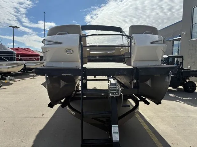 Slide: The Image of Larson Escape 2200 RT 2015 - 4