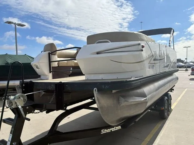 Slide: The Image of Larson Escape 2200 RT 2015 - 5