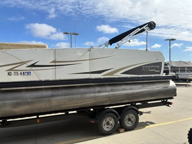 Slide: The Image of Larson Escape 2200 RT 2015 - 6