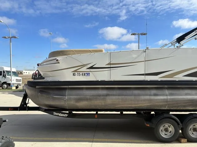 Slide: The Image of Larson Escape 2200 RT 2015 - 7