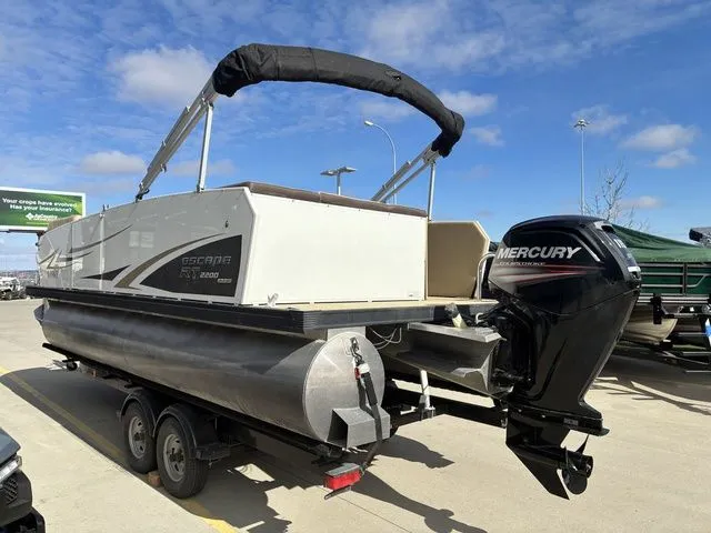 Slide: The Image of Larson Escape 2200 RT 2015 - 8